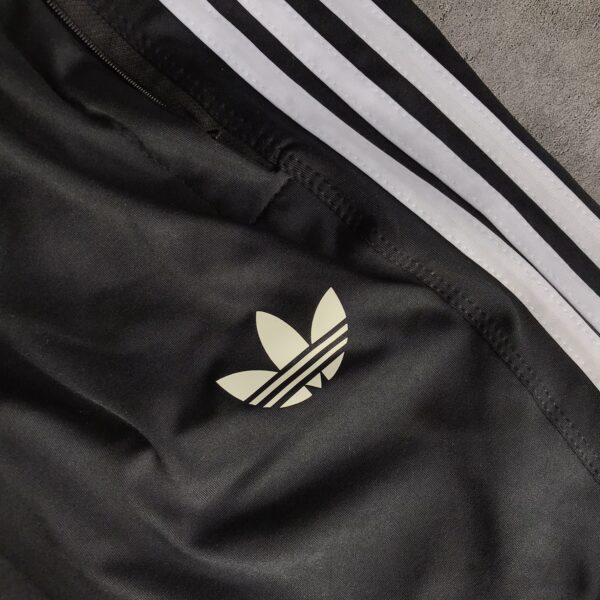 Pantalón adidas retro clásico - Image 4